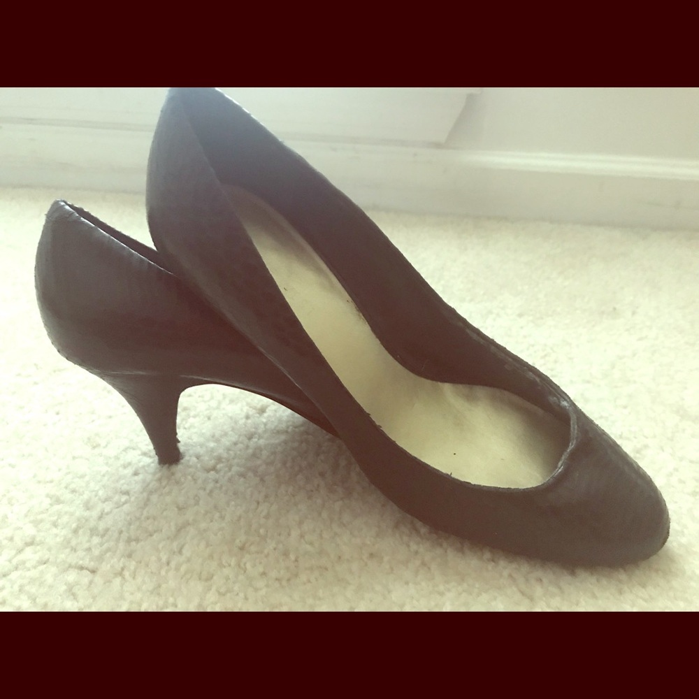 Black pumps